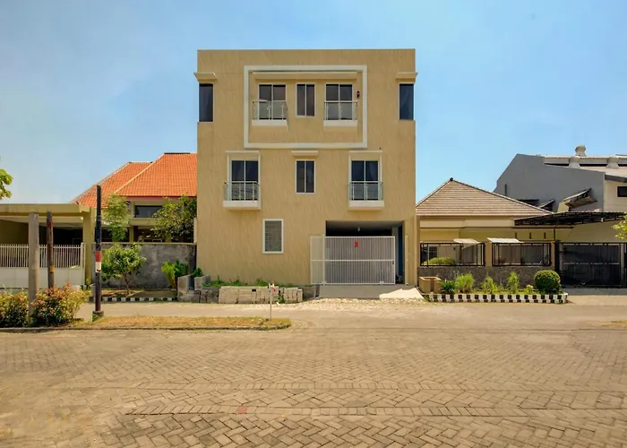 Oyo Life 3987 Kost Aditya Surabaya