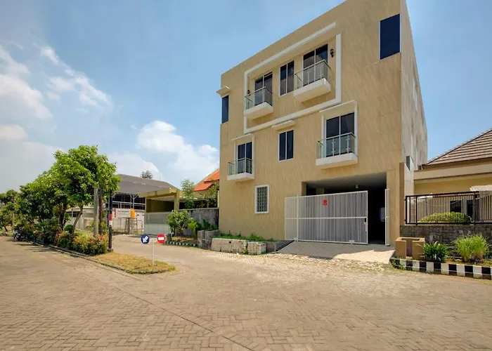 Oyo Life 3987 Kost Aditya Surabaya